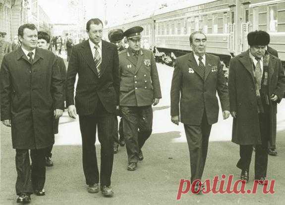 Советскую партийную элиту охраняли как зеницу ока. На службе безопасности первых лиц государства стояло специальное подразделение, которое днем и ночью не отходило от своих подопечных.