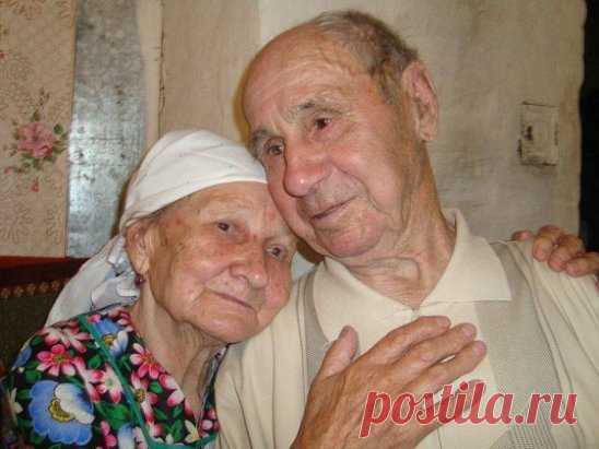 А давай-ка пожарим картошечки! 
Позабудем обиды и ссоры... 
И сметём со стола все-все крошечки 
Злых, обидных, пустых разговоров. 
Мы достанем огурчик, селёдочку, 
и лучок пошинкуем меленько... 
Я - винца чуть-чуть, а ты - водочки 
За столом со скатёрочкой беленькой. 
Посмеёмся с тобой и поплачем. 
На плечо твоё склоню голову... 
Как ты много в моей жизни значишь... 
И как много мы делим поровну... 
