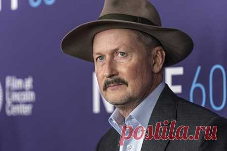 Сериал «Дьявол в Белом городе» Скорсезе и Ди Каприо лишился режиссера. Cериал «Дьявол в Белом городе» лишился своего режиссера Тодда Филда. Об уходе постановщика стало известно после новости, что проект покинул актер Киану Ривз. Работа над сериалом ведется уже более 10 лет, исполнительными продюсерами шоу выступают Мартин Скорсезе и Леонардо Ди Каприо.