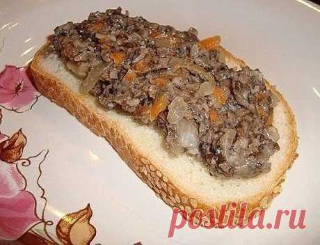 КАК ПРИГОТОВИТЬ ГРИБНУЮ ИКРУ Сохрани на стену чтобы не потерять. Соседи у меня просто замечательные, принесли мне два ведра опят. В этом году у нас урожай на эти грибы. Приготовила я икру, угостила соседей и вам рецептик хочу написать. На 2 кг отварных грибов(варить 15 мин) взять 300 г репчатого лука мелко порезать,300 г моркови натереть на крупной тёрке. Обжарить лук и морковь в растительном масле. Отварные грибы, обжаренные овощи, перекрутить на мясорубке, добавить 1 ста...