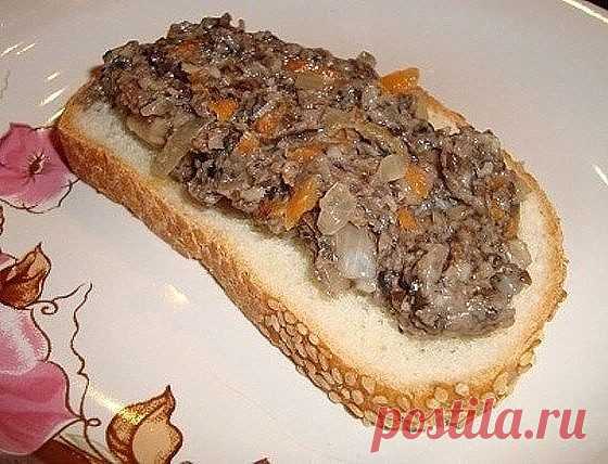 КАК ПРИГОТОВИТЬ ГРИБНУЮ ИКРУ Сохрани на стену чтобы не потерять. Соседи у меня просто замечательные, принесли мне два ведра опят. В этом году у нас урожай на эти грибы. Приготовила я икру, угостила соседей и вам рецептик хочу написать. На 2 кг отварных грибов(варить 15 мин) взять 300 г репчатого лука мелко порезать,300 г моркови натереть на крупной тёрке. Обжарить лук и морковь в растительном масле. Отварные грибы, обжаренные овощи, перекрутить на мясорубке, добавить 1 ста...