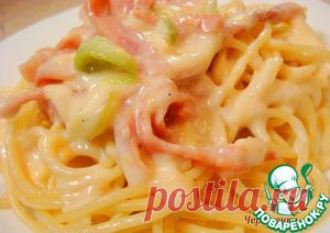 Паста с кабачками и ветчиной в сырном соусе - кулинарный рецепт