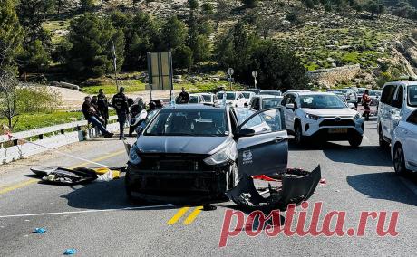 В Израиле террористы открыли огонь по стоящим в пробке на шоссе машинам. В Израиле один человек погиб и 10 получили ранения в результате стрельбы, которую открыли трое террористов по автомобилям на шоссе рядом с городом Маале-Адумим, сообщила служба скорой помощи «Маген Давид Адом» в своем телеграм-канале.