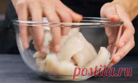 Достаем минтай из миски и в духовку: вкуснее чем в ресторане - медиаплатформа МирТесен Приготовить рыбу вкуснее, чем в ресторане несложно. Повар показал быстрый и вкусный рецепт из минтая - сначала маринуем рыбу в миске, а потом запекаем под сыром в духовке. Берем части филе минтая, режем на куски и кладем в миску для подготовки. Добавляем соль, перец, лимонный сок и все