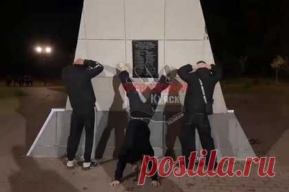 Российские подростки устроили танцы у памятника советским солдатам