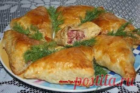 Слоенная пицца с копченной колбасой. Ням-ням!

Естественно, слоеное тесто я купила в магазине!)) 
Размораживаем тесто, и слегка раскатываем его скалкой. 
Далее режим на квадраты, кладем начинку и складываем в треугольники, и зажимаем края вилкой)
Показать полностью…