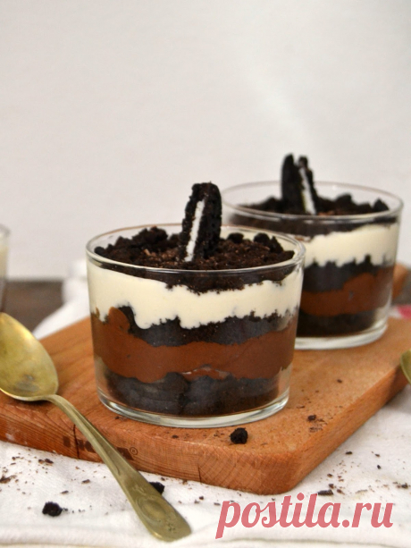 Oreo cheesecake trifle, en vasitos - Juanan Sempere ¡De nuevo día 20! Y eso significa que hoy nos toca enseñaros la receta que hemos preparado para el Desafío en la Cocina. Este mes la Jefa encargada del desafío ha sido Rocío y su elección ha sido muy fácil ¡Unos trifles! Un postre ingles muy sencillo. Antiguamente se preparaba en una especie de ensaladera grande de cristal que se servia en el centro de la mesa. Llevaba capas de bizcocho, fruta y nata montada. Pero a día d...
