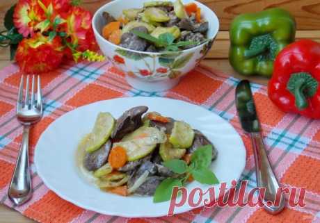 Куриная печень с кабачками в сметане Куриная печень - отличный диетический продукт, полезный и недорогой. Блюда из неё получаются нежными, сочными и вкусными. Сегодня у нас она с кабачками в сметанном соусе. Нежную куриную печень с кабачками, морковью, луком в сметане подавайте с кусочком свежего хлеба...