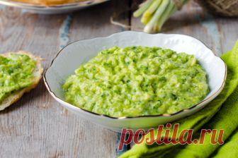 Соус из чесночных стрелок и тыквенных семечек Предлагаем тебе простой, но оригинальный рецепт – соус из зеленого чеснока с тыквенными семечками. Он отлично дополнит мясо, пасту и различные овощные блюда.