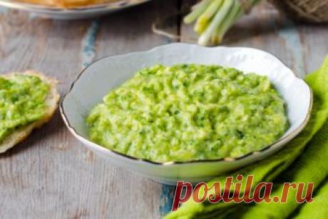 Соус из чесночных стрелок и тыквенных семечек Предлагаем тебе простой, но оригинальный рецепт – соус из зеленого чеснока с тыквенными семечками. Он отлично дополнит мясо, пасту и различные овощные блюда.