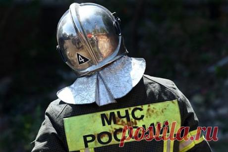 В российском городе часть фасада дома рухнула на тротуар