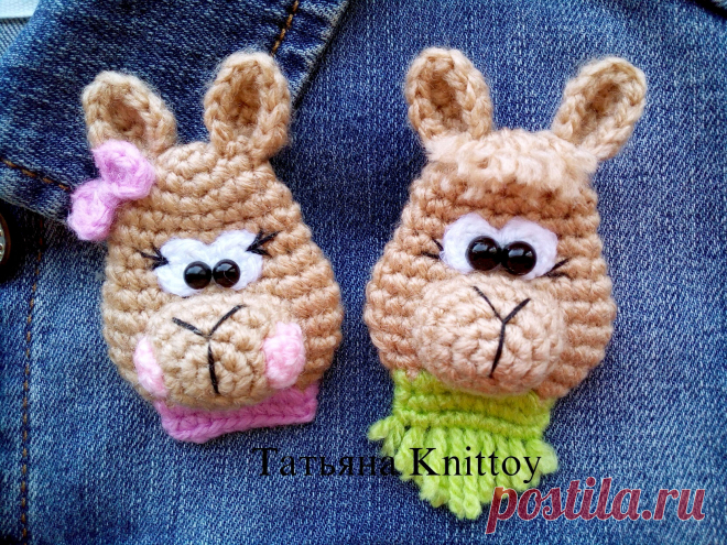 PDF Брошка Лама крючком. FREE crochet pattern; Аmigurumi animal patterns. Амигуруми схемы и описания на русском. Вязаные игрушки и поделки своими руками #amimore - маленькая брошь в виде ламы, аксессуар, украшение, альпака.