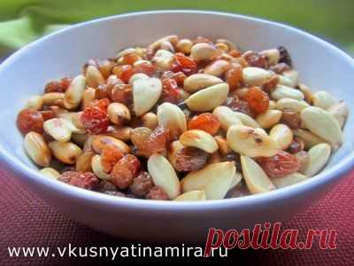 Ядра миндаля с изюмом