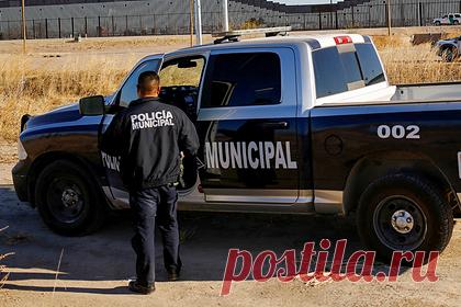 Бывший полицейский захотел уйти от правосудия и инсценировал собственную смерть. Полицейские в США задержали бывшего начальника полиции города Чадборн, который обвинялся в 70 уголовных преступлениях. В надежде избежать ответственности мужчина инсценировал собственную смерть. Он написал предсмертную записку и исчез. Полицейские установили, что мужчина скрывается дома у тети в другом штате.