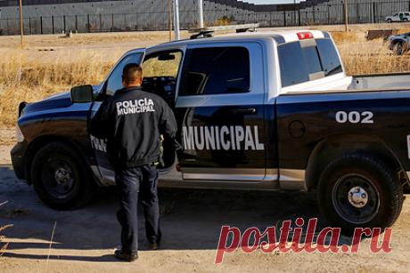 Бывший полицейский захотел уйти от правосудия и инсценировал собственную смерть. Полицейские в США задержали бывшего начальника полиции города Чадборн, который обвинялся в 70 уголовных преступлениях. В надежде избежать ответственности мужчина инсценировал собственную смерть. Он написал предсмертную записку и исчез. Полицейские установили, что мужчина скрывается дома у тети в другом штате.