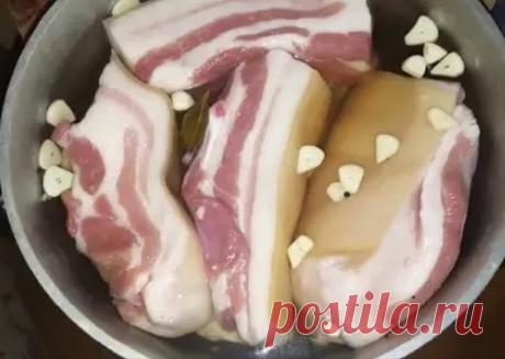 Полстакана сахара и стакан соли — именно так готовлю самое нежное сало, едят даже дети. Лавровый лист отлично дополняет вкус.
 
Сало, в отличие от красной и черной икры, доступно каждому. Чудесный продукт, который поднимает иммунитет и хорошо насыщает. И совсем не нужно бояться от него поправиться, ведь калорий в нём мало. В нём присутствуют необходимые каждому организму мононенасыщенные олеиновые и полиненасыщенные жирные кислоты. Особенно сало ценится за содержащуюся в н...