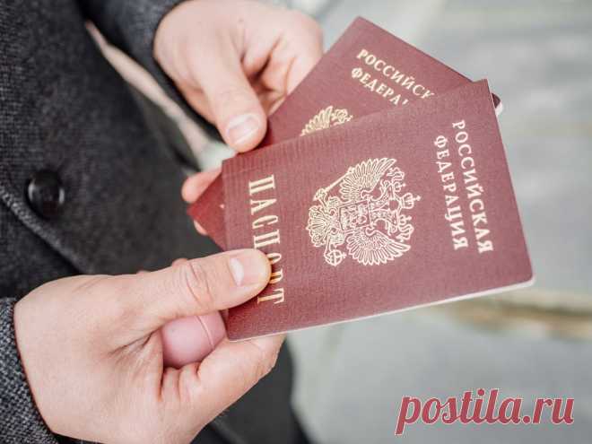 Что означают цифры в паспорте под фотографией, его серия и номер Цифры, буквы и символы в паспорте под фотографией 📸 представляют собой машиночитаемую запись и означают 🖌 сведения о документе и его владельце. Серия и номер удостоверения личности позволят определить регион и дату выдачи.