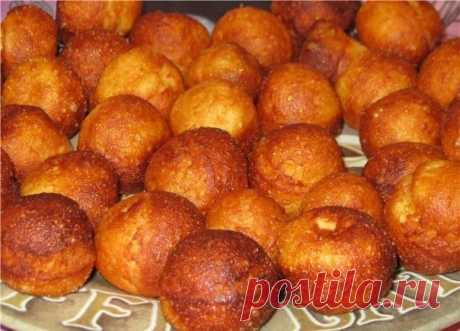 Пончики творожные

Ингредиенты:

Яйцо 1 шт.
Сахар 5 ч.л. (50 гр.)
Творог жирный 250 гр.
Мука пшеничная 5 ст.л. (150 гр.)
Разрыхлитель 1 ч.л. с верхом
Молотая корица 1 ч.л.
Сахарная пудра для подачи 
Масло для фритюра

Приготовление:

1. Творог протереть через металлическое сито, чтобы не было комочков. Муку с разрыхлителем просейте в миску.

2. Яйцо взбейте в пену с сахаром и корицей, добавьте творог, муку с разрыхлителем и замесите тесто. На посыпанной мукой рабочей повер...