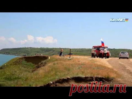 На строительство Керченского моста приезжают смотреть сотни людей - YouTube