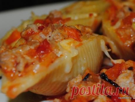 Фаршированные макароны в мультиварке.

Фарш-250-300 гр Можно использовать говяжий, свиной или смешанный фарш (50% говядины и 50% свинины).
Лук репчатый -1 шт
Морковь- 1 шт
Ракушки (или другие крупные макароны для наполнения) -250 -300 гр
Сыр — 30-50 гр (натертый на терке)
Молоко -1 стакан (250 мл)
Сметана -2 ст ложки
Кетчуп — 2 ст ложки
Соль, специи по вкусу

Рецепт приготовления в мультиварке:

Лук почистить, помыть, мелко порезать
Морковь почистить, помыть, натереть на т...