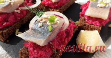 Бюджетный стол на Новый год. 53 рецепта с фото пошагово - Овкусе Новый год хочется встретить за щедрым и красивым столом, даже если приходится экономить. И вовсе не нужно отказываться от праздничного настроения. Немного планирования, правильный выбор продуктов и пара хитростей — и вы получите нарядный стол, который порадует семью и гостей, не опустошив кошелек.