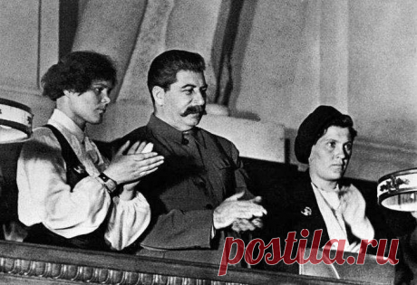 Личная жизнь Иосифа Сталина, похоронившего двух жен, была загадкой для жителей СССР. Неудивительно, что народ хотел видеть рядом с вождем кого-нибудь из прославленных героинь-ударниц