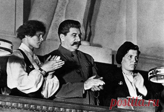 Личная жизнь Иосифа Сталина, похоронившего двух жен, была загадкой для жителей СССР. Неудивительно, что народ хотел видеть рядом с вождем кого-нибудь из прославленных героинь-ударниц