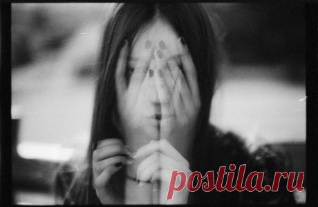 Возвратное колдовство. 

Наказать обидчика, причинившего зло, можно при помощи возвратного колдовства. Для этого надо взять 2 швейные иголки — одна должна быть длиной и толстой, а другая коротенькой и тоненькой. Затем в ушко толстой иголки нужно вставить тонкую, обмотать место их соединение черной нитью и прочитать следующие слова: 
"Иголка моя короткая, а твоя – длинная, дело мое – доброе, а твое – злое. Зло твое совершенное пронзаю сейчас и тебе в момент возвращаю все, ч...