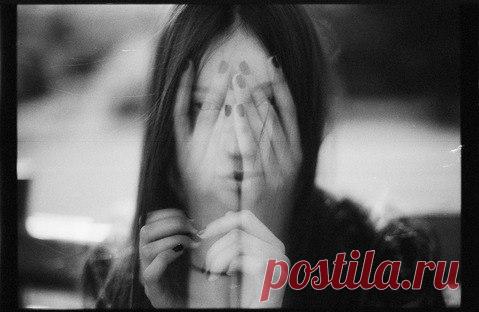 Возвратное колдовство. 

Наказать обидчика, причинившего зло, можно при помощи возвратного колдовства. Для этого надо взять 2 швейные иголки — одна должна быть длиной и толстой, а другая коротенькой и тоненькой. Затем в ушко толстой иголки нужно вставить тонкую, обмотать место их соединение черной нитью и прочитать следующие слова: 
