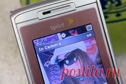 Молодежь массово отказалась от iPhone в пользу телефона из 2000-х ради стиля. Складные телефоны, которые были популярны в 2000-х годах, вновь стали трендом у молодежи. Представители поколения Z начали массово отказываться от современных смартфонов, в том числе iPhone, в пользу кнопочных телефонов-раскладушек. Стилисты объясняют данный факт растущей популярностью модного направления Y2K.