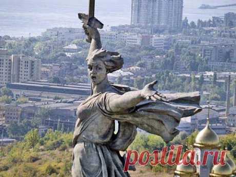 "Русские идут" поет Жанна Бичевская.