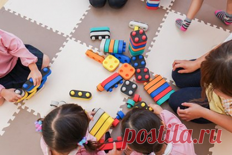 В российских вузах появятся комнаты для детей студенток и преподавательниц. В российских университетах появятся комнаты для пребывания детей, которые помогут молодым мамам заботиться о ребенке без отрыва от обучения или преподавания в вузе. Об этом в ходе публичной дискуссии рассказала заместитель министра науки и высшего образования России Ольга Петрова.