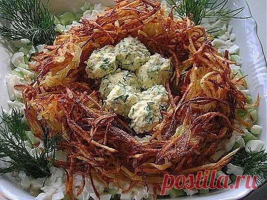 Салат «Гнездо глухаря»
картофель - 3-4 шт.
лук репчатый - 2 шт.
морк. - 4 шт.
яйца - 5-6 шт.
мясо курицы отвар.
майонез
укроп
чеснок
-Овощи нарезав соломкой, лук полукольцами  обжарить поочередно
- Вареное куриное мясо разобрать на волокна. отделить желтки.
-Белки соломкой, смешать с мясом,  овощи + майонезом.  +чеснок или горчицу.
-на блюде, сделать  форму гнезда.
- Желтки растереть с майонезом, +мелко  нарезаный укроп. Из получившейся массы сформировать  шарики и в гнездо