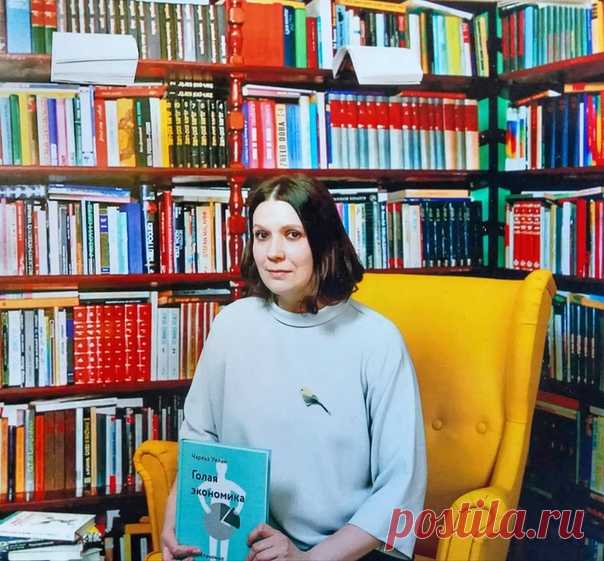 Это Оля. Она шеф-редактор направления МИФ.Культура ( В честь дня рождения МИФа мы попросили ее немного рассказать о внутренней кухне: ⠀ 1. Почему одну обложку мы копируем, а другую придумываем сами? 2. Что такое соиздание и почему это дорого? 3. Как сделать так, чтобы письмо с рукописью вашей книги Оля дочитала до конца? Да, да, именно к ней, в первую очередь, попадают письма из раздела для авторов на нашем сайте (для направления МИФ.Творчество). 4. Что мы издадим в этом и следующем году?…