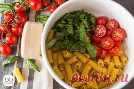 Супербыстрая паста с моцареллой и томатами
Ингредиенты:
Помидоры черри — 200 г
Моцарелла (мини-шарики) — 150 г
Базилик — 1 горсть
Чеснок — 1 зубчик
Ригатони — 250 г
Бульон — 500 мл
Соль, перец — по вкусу
На 100 г — 137 ккал.
Приготовление:
1. Соедините в кастрюле пасту, нарезанные черри, бульон, измельченные базилик и чеснок.
2. Доведите до кипения.
3. Готовьте около 10 минут (или до мягкости пасты), периодически помешивая. Приправьте.
4. Добавьте 100 г моцареллы и перемешайте.
5. Разложите
