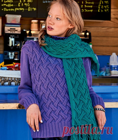 Свитер и шарф с плетеным узором (Вязание спицами) Цветовые вариации классической «плетенки»: фиолетовый свитер с изумрудно‑зеленым шарфом такой же насыщенности — сногсшибательно яркий контраст! РАЗМЕРЫ 34/36 (38/40) 42/44 Шарф: 20 x 130 cм (без ба…