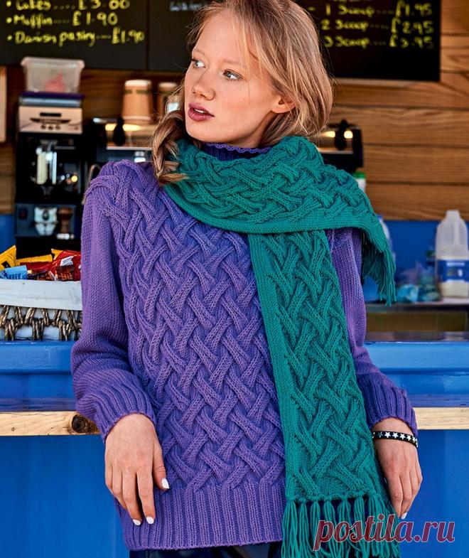 Свитер и шарф с плетеным узором (Вязание спицами) Цветовые вариации классической «плетенки»: фиолетовый свитер с изумрудно‑зеленым шарфом такой же насыщенности — сногсшибательно яркий контраст! РАЗМЕРЫ 34/36 (38/40) 42/44 Шарф: 20 x 130 cм (без ба…