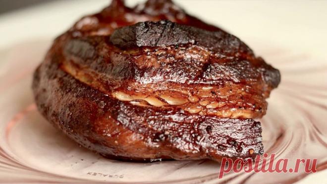 Как закоптить сало в квартире Сделать домашнее копченое сало можно на обычной кухне, не имея специализированной коптильни. Я предлагаю способ, который в некоторых моментах превосходит даже обычные коптильни, поскольку потребуется лишь горсть деревянной щепы и исключается непосредственный контакт с дымом. Инвентарь для копчения