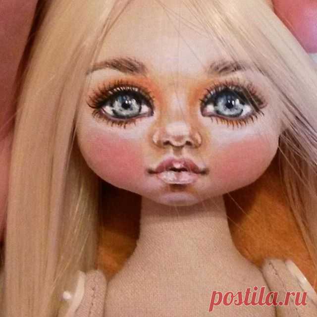 на днях будут свободные две девочки.  Блондинки обе. Бронировать не хочу в этот раз - купить можно будет под новым фото с ценой и описанием,  когда куколки будут полностью готовы.  Затем возьмусь за заказы -все кому обещала.