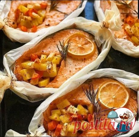 ​​Стейк сёмги в лодочке из пергамента 
Веточка розмарина и долька лимона в подарок 
Можно и без )

Стейки сёмги.
Картофель.
Морковь.
Корневой сельдерей.
Оливковое масло.
Специи для рыбы.
Лимон.
Свежий розмарин.
Пергаментная бумага.
Шпагат (плотная нить)
Овощи чистим и нарезаем на небольшие кубики, солим, перчим, добавляем чуть оливкового масла и хорошо перемешиваем. Отрезаем кусок пергаментной бумаги, кладём на него стейк сёмги и формируем лодочку, концы бумаги связываем ш...