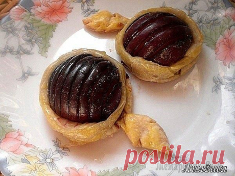 Лукошко со сливой из слоёного теста