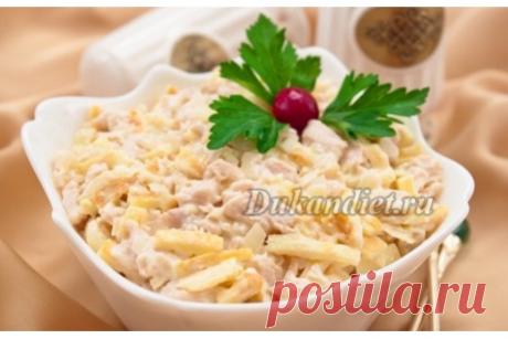 Салат блинный

7 яиц,
0,5 кг куриного отварного филе,
1 луковица,
Дюкановский майонез.