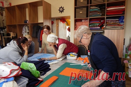 Челябинский приход решил возродить русский стиль в одежде. Волонтеры челябинского храма, которые будут участвовать в мероприятиях празднования Собора святых Челябинской митрополии 10 октября, получат уникальные костюмы с элементами традиционного русского стиля. В одежде для волонтеров будет использован стиль бохо, популярные худи и футболки с отделкой лентами под гжель.