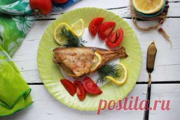 ​Красный окунь, запечённый с лимоном и розмарином Красный окунь, запечённый с лимоном и розмарином – блюдо для тех, кто любит сочетание ярких вкусов. Ароматы цитруса, пикантного чеснока и розмарина смешиваются между собой и великолепно гармонируют с рыбой. Дополнительные вкусовые нотки вносит белый перец.&nbsp;Ингредиенты:&nbsp;Окунь...