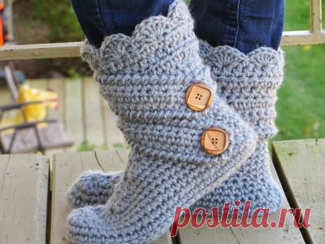 #Вязание

Вяжем тапочки-сапожки.

Тапочки вяжутся очень легко.
Подошву вяжите так: наберите цепочку из 10 петелек, далее делайте столбик без накида во 2 петлю от крючка и остальные 8 петел по стбн. Итого у вас 9 петелек, то есть стбн. Это был 1 ряд. 2,3, 4, 5,6 ряд делаем воздушную петлю и дальше в каждый столбик или (петельку) вяжем по 1 стбн,
7 ряд делаем прибавление: вяжем по одному стбн в следующие 4 петельки, в 5 петельку вяжем 2 стбн, далее по 1 стбн в остальные 4 пе...