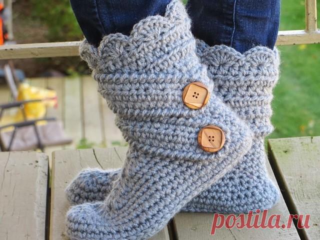 #Вязание

Вяжем тапочки-сапожки.

Тапочки вяжутся очень легко.
Подошву вяжите так: наберите цепочку из 10 петелек, далее делайте столбик без накида во 2 петлю от крючка и остальные 8 петел по стбн. Итого у вас 9 петелек, то есть стбн. Это был 1 ряд. 2,3, 4, 5,6 ряд делаем воздушную петлю и дальше в каждый столбик или (петельку) вяжем по 1 стбн,
7 ряд делаем прибавление: вяжем по одному стбн в следующие 4 петельки, в 5 петельку вяжем 2 стбн, далее по 1 стбн в остальные 4 пе...