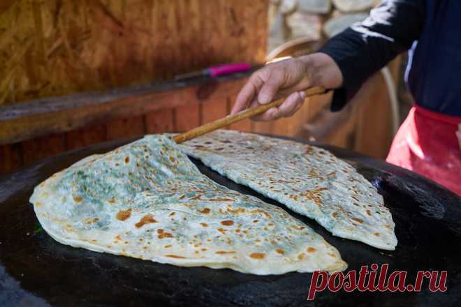 Гёзлеме: одно из самых древних и вкусных блюд турецкой кухни. Почему его стоит попробовать?  🥞.
Гёзлеме — это традиционное блюдо турецкой кухни, которое представляет собой обжаренные в масле лепешки из дрожжевого теста с начинкой. В Турции гёзлеме готовят в основном в летних кафе, где можно взять их с собой и съесть на ходу. Подают в кафе в специальных коробочках, которые называются «безо». В состав начинки могут входить сыр, яйца, лук, зелень, брынза, творог, мясо, грибы, картофель и другие и…