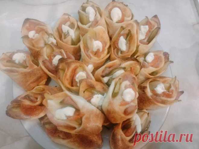 Быстрая, бюджетная пицца - красивыми кусочками. Быстрая, бюджетная пицца - красивыми кусочкамиРаскатали, девочки, слоёное тесто, смазали его кетчупом и майонезом.Положили в длину теста сосиски, колбасу (там я не знаю, любое мясо можно, даже крошить – без разницы), слой сосисок, слой огурцов солёных. Я думаю, солёные огурцы у всех есть. В идеале, конечно, всё это надо с сыром покрошить... но у меня бюджетный вариант.Всё, закончили раскладывать и скатываем тихонечко колбаску, края защипываем.…