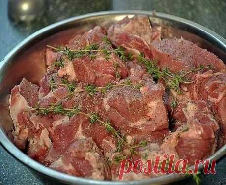 Мясо по-французски.
Приготовить мясо так чтобы оно получилось ароматным, нежным и тающим во рту получается далеко не каждый раз. Однако это правило не работает, если речь идет о таком известном блюде из мяса как мясо по-французски. Зная основные правила приготовления этого блюда, можно быть уверенным – каждый раз мясо, приготовленное таким способом, будет получаться нежным и вкусным.
Вам потребуется:
свиная шея 1,5 кг.
6 луковиц
Смесь четырех перцев
Несколько веточек тимья...