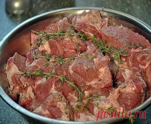 Мясо по-французски.
Приготовить мясо так чтобы оно получилось ароматным, нежным и тающим во рту получается далеко не каждый раз. Однако это правило не работает, если речь идет о таком известном блюде из мяса как мясо по-французски. Зная основные правила приготовления этого блюда, можно быть уверенным – каждый раз мясо, приготовленное таким способом, будет получаться нежным и вкусным.
Вам потребуется:
свиная шея 1,5 кг.
6 луковиц
Смесь четырех перцев
Несколько веточек тимья...